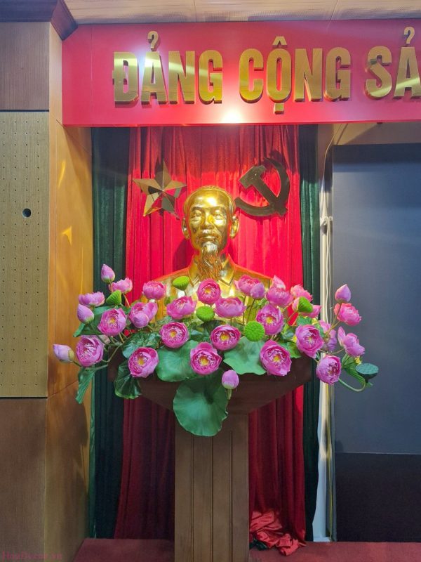 Hoa Sen Bục Tượng Bác Hồ
