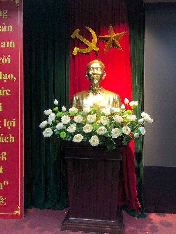 Hoa Sen Bục Tượng Bác Hồ